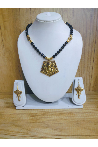 Black Beads Golden Pendant Combine Jewellery (KR429)