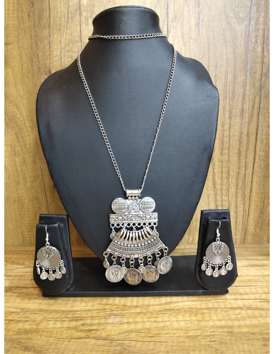 Long Chain with Silver Oxidized Charms Combine Handcrafted Pendant and Earrings (KR87) Long Chain with Silver Oxidized Charms Combine Handcrafted Pendant and Earrings (KR87)