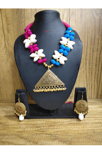 Natural Shank And Cotton Balls With Nice Golden Pendant Combine Handmade Jewellery (RAI207021)