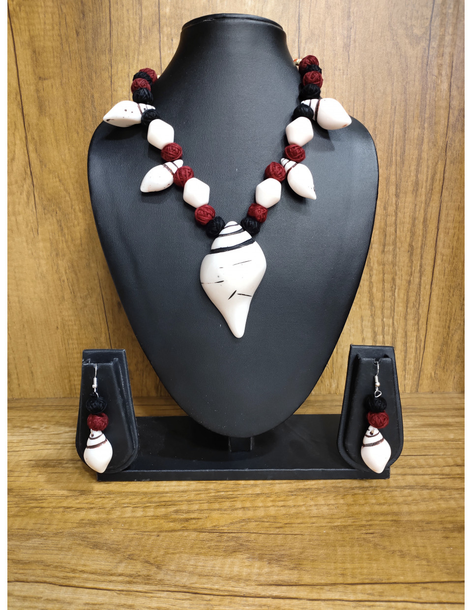 Artificial Shanks And Cotton Balls Combine Handcrafted Jewellery (KR262) Artificial Shanks And Cotton Balls Combine Handcrafted Jewellery (KR262)